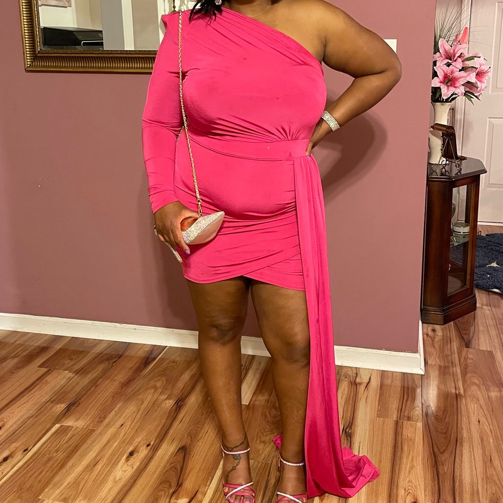 Magenta dress that’s a head turning piece! Worn only once for a wedding!